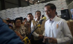 Jokowi saat memberikan keterangan pers di gudang Bulog Kota Cimahi Jawa Barat/Foto via Laraspostonline