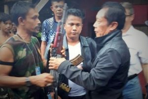 Dokumentasi Din Minimi saat menyerah pada Kepala BIN Sutiyoso/Foto Nusantaranews