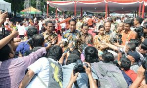 Presiden jokowi saat dikerubuti awak media di senayan. foto andika/Nusantaranews