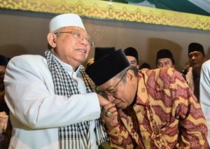 Ketua Umum PBNU terpilih Said Aqil Siradj (tengah) mencium tangan Rais Aam Syuriah PBNU KH. Maruf Amin (kiri) disaksikan Ketua Panitia Daerah Muktamar NU ke-33 Saifullah Yusuf (kanan) saat penutupan Muktamar NU ke-33 di Jombang, Jawa Timur, Kamis (6/8) dini hari. Berdasarkan hasil muktamar tersebut bahwa Said Aqil Siradj terpilih kembali menjadi Ketua PBNU periode 2015-2020 secara aklamasi dan KH. Maruf Amin sebagai Rais Aam Syuriah PBNU setelah KH. Mustofa Bisri menolak penunjukan dirinya atas jabatan itu. ANTARA FOTO/Zabur Karuru/pd/15