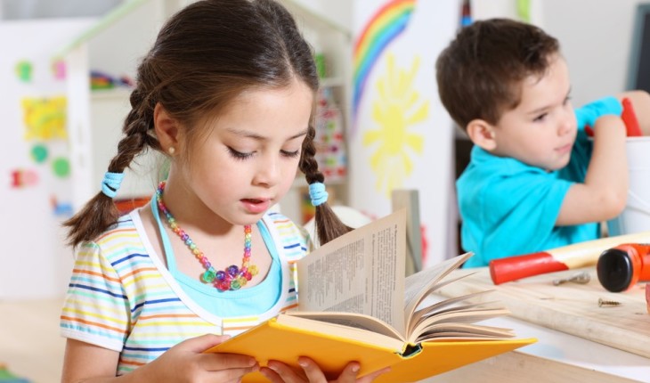 Dunia Anak Didik. Anak-anak baca buku dan bermain