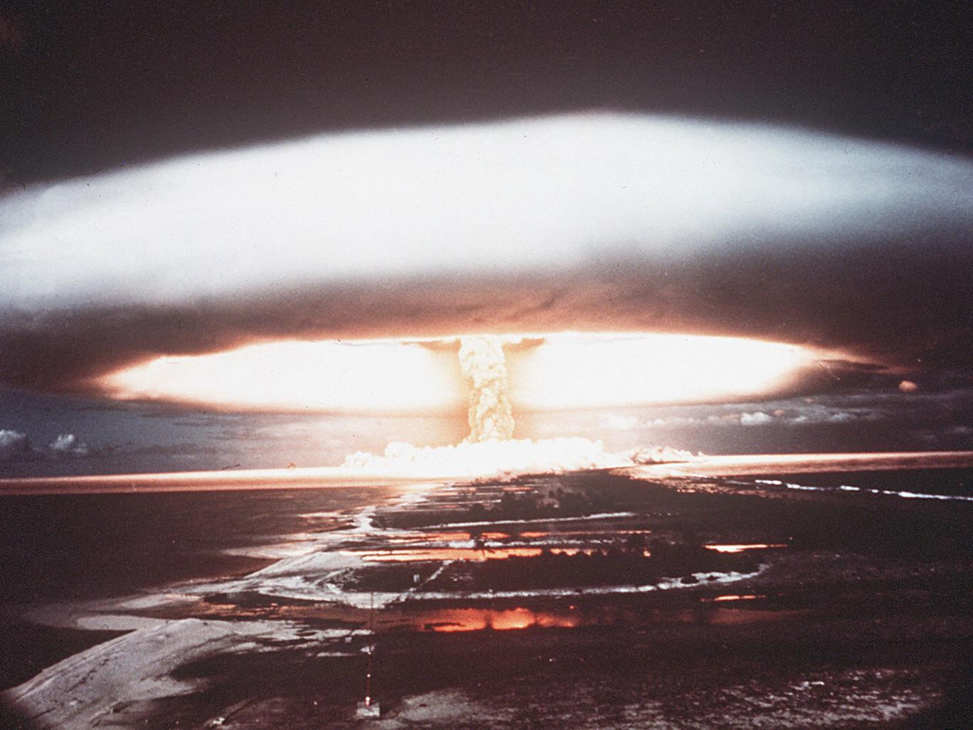 Sebuah gambar yang diambil pada tahun 1971 menunjukkan ledakan nuklir di Mururoa Atoll. (Foto: AFP/Getty)