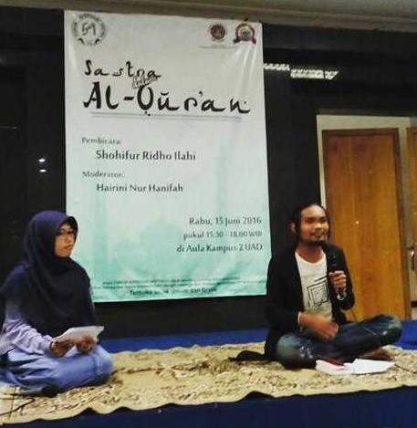 Sepasang pembicara (Kanan) dan moderator (Kiri) dalam acara sastra di aula UAD 2/Nusantaranews /Istimewa