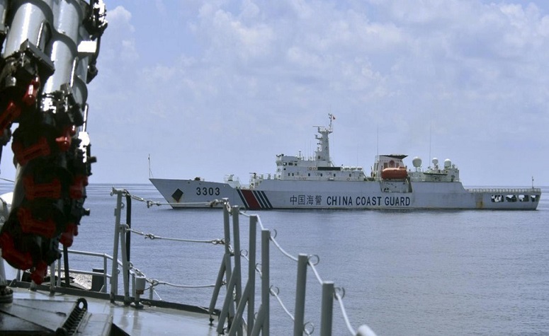 Kapal patroli China melintas di dekat KRI Imam Bonjol yang hendak menangkap kapal nelayan berbendera China, Han Tan Cou, yang memasuki perairan Natuna dan terdeteksi menebar jaring.(Antara)