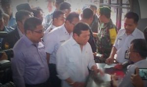 Menteri Rizal Ramli dan Menteri Jonan lepas pemudik di Stasiun Pasar Senen/Foto NUSANTARANEWS