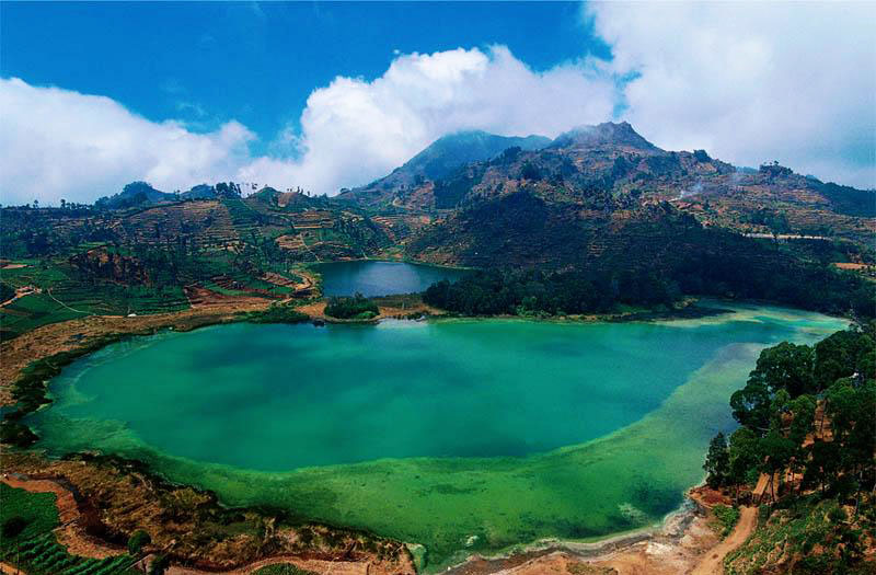 10 Danau di Atas Gunung Paling Angker di Indonesia