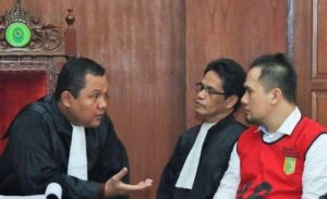 Dok. Kuasa hukum berdiskusi dengan Saipul Jamil sebelum sidang dimulai di Pengadilan Negeri Jakarta Utara, Rabu, 18 Mie 2016/Foto nsuantaranews