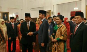 Presiden Jokowi memberikan ucapan selamat kepada Wiranto yang baru dilantiknya sebagai Menko Polhukam, di Istana Negara, Jakarta, Rabu (27/7)/Foto: Humas/Jay