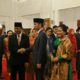 Presiden Jokowi memberikan ucapan selamat kepada Wiranto yang baru dilantiknya sebagai Menko Polhukam, di Istana Negara, Jakarta, Rabu (27/7)/Foto: Humas/Jay