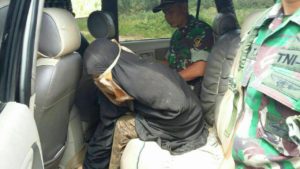 Posisi Dalima Dalam Mobil Setelah ditangkap Tim Alfa 17 Yonif 303 Kostrad/Foto Nusantaranews