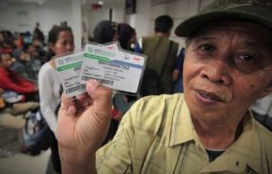 Salah Lelaki Paruh Baya Tunjukkan Kartu BPJS Kesehatan Palsu yang Beredar di Bandung/Foto Nusantaranews via kesmas-id