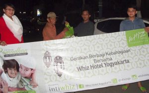 Tim Whiz Hotel Yogyakarta membagikan nasi box kepada warga di Jalan Mangkubumi/Foto Nusantaranews