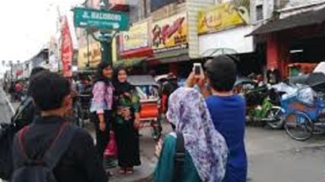 wisatawan foto bersama di jalan malioboro/Foto nusantaranews