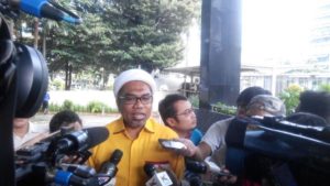 Wakil Sekjen DPP Golkar Ali Mochtar Ngabalin menyambangi Gedung Komisi Pemberantasan Korupsi (KPK) yang terletak di Jalan HR Rasuna Said, Jakarta Selatan, Selasa (2/8/2016)/Foto: Rere Ardiansah/Nusantaranews