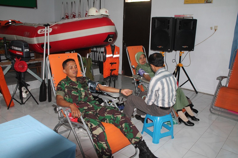 HIPMI Bersama Kodim 0824 Jember Dalam Baksos Donor Darah/Foto nusantaranews (sis24)
