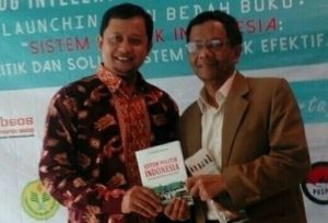 Mahfudz Md dan penulis buku usai acara peluncuran/Foto nusantaranews (Istimewa)
