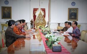 Foto caption: Pertemuan perdana antara KPU RI di bawah kepemimpinan Juri Ardiantoro dengan Presiden RI, Joko Widodo di Istana Merdeka, Jakarta. Pertemuan itu dihadiri juga oleh Mendagri, Tjahyo Kumolo serta Mensesneg, Pratikno, Skpu/Foto nusantaranews via KPU