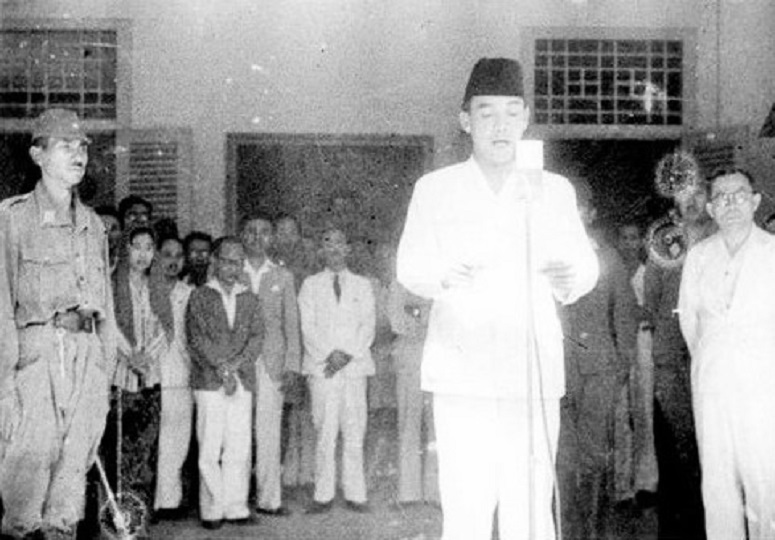 Presiden Soekarno saat membaca teks Proklamasi 17 Agustus 1945/Foto Istimewa