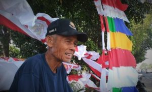 Tata (72) Penjual bendera di di Jalan Raya Bekasi, Jakarta Timur/Foto nusantaranews via poskotanews