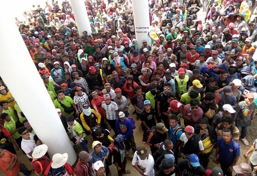 2.500 Buruh dan 73 Kelompok Tani demo tuntut Pemerintah Tinjau Pencabutan SK HGU PT. NJL/Foto nusantaranews/Eddy