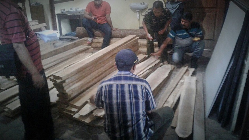Petugas melakukan pemeriksaan barang bukti kasus ilegal logging di Desa/Kecamatan Pulung, Kabupaten Ponorogo/Foto nusantaranews/Muh