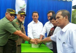 Mentan usai melakukan penyemaian padi perdana dalam rangka cetak sawah di Kabupaten Lingga seluas 100ha, Rabu, 7 September 2016/Foto dok. kementan