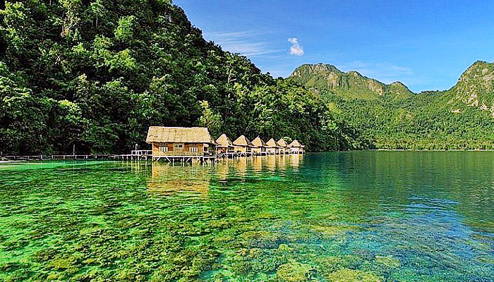 Menikmati keindahan pantai Ora, Maluku Tengah.
