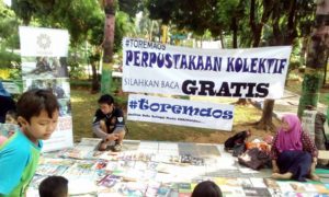 Perpustakaan Kolektif Kokmunitas Toremaos di Taman Adipura Sumenep, 4-9-2016/Foto Untung Wahyudi