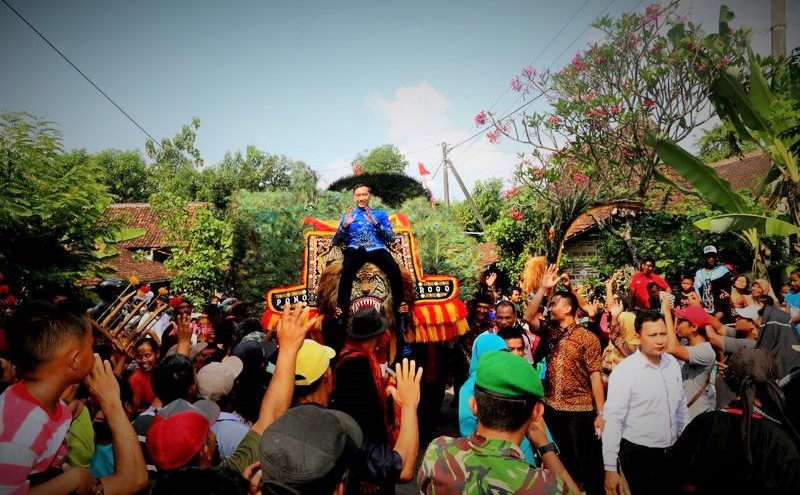 Ibas Diarak Kesenian Reyog saat berkunjung ke Desa Pupus, Kecamatan Lembeyan, Magetan, Jawa Timur/Foto nusantaranews/Muh Nurcholis