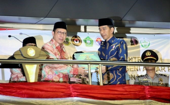 Menag Lukman Hakim Saifuddin Menyerahkan Mushaf Santri kepada Presiden Jokowi saat pembukaan Pospenas ke-7 Tahun 2016. (22/10)./Foto: Dok. Kemenag