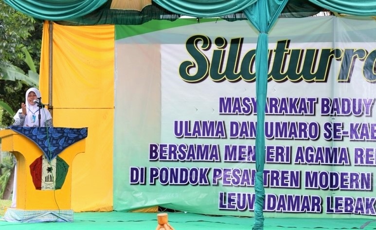 Santriwati Pontren Sultan Hasanuddin yang Asli Baduy saat berpidato dengan Tiga Bahasa/Foto: Dok. Kemenag/danil
