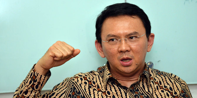 Gubernur DKI Jakarta sekaligus Sang Petahana Basuki Tjahaya Purnama Tampak mengepalkan tangan/Foto: Aktual Post