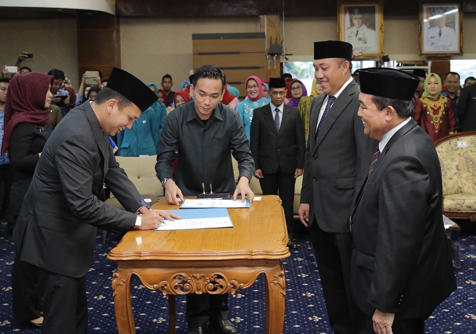 Gubernur Lampung Ridho Ficardo menyerahkan SK Menteri Dalam Negeri. Foto Hendra Nusantaranews