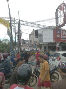 Keruskan toko pizza akibat ledakan di Jl Hankam RT 4, RW 5, Kel. Jatimelati, Pdk Melati, Bekasi. foto via @Radioelshinta