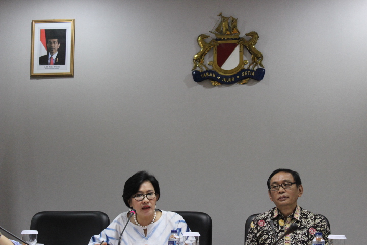 Ketua Bidang Kebijakan Publik Asosiasi Pengusaha Indonesia (Apindo) Soetrisno Dewantoro (kanan) Bersama Suryani S. Motik (kiri). Foto. AndikaNusantaranews
