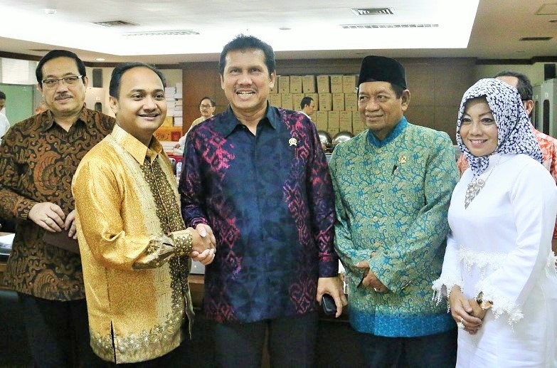 Menteri PANRB Asman Abnur berfoto bersama anggota DPD RI seusai Raker, Kamis (20/10)/Foto: Dok. KemenpanRB