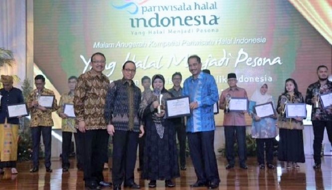 Menteri Pariwisata Arief Yahya menyerahkan Anugerah Pariwisata Halal 2016/Foto: Dok. timlo.net/gg