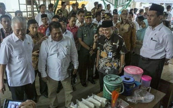 Menteri Perdagangan Enggartiasto Lukita bersama Menteri Pertanian Amran Sulaiman mengunjungi sentra produksi jagung di Kecamatan Ambal, Kabupaten Kebumen/Foto: suara.com