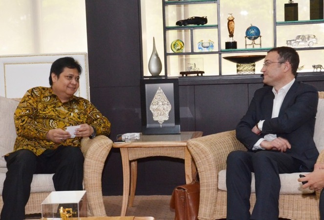 Menteri Perindustrian Airlangga Hartarto berbincang-bincang dengan Direktur South Asia Apple Michel Coulomb di Kementerian Perindustrian, Jakarta, 25 Oktober 2016. Foto Dok. Kemenperin