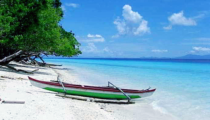 Berburu keelokan Pantai Hunimua Ambon.