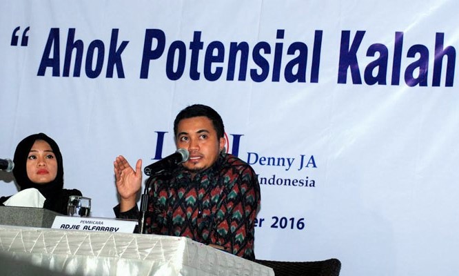 Peneliti senior LSI Denny JA, Adjie Alfaraby memaparkan analisa dan temuan survei terbaru Pilkada DKI/Foto: poskotanews.com