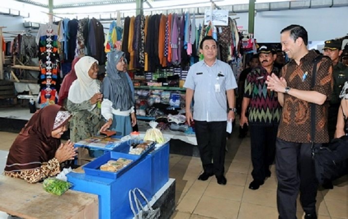 Menteri Perdagangan Enggartiasto Lukita sapa warga di Pasar Giwangretno, Kebumen, Jumat (7/10)/Foto: Dok. Kemendag