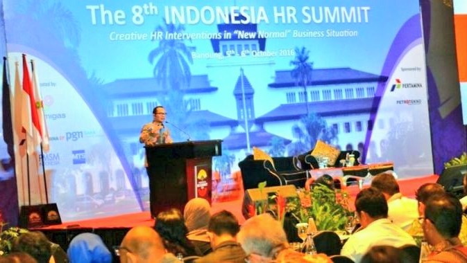 Kemnaker saat sambutan di acara THE 8th INDONESIA HR SUMMIT di Bandung, Rabu (5/10/2016)/Foto: Dok. Kemnaker