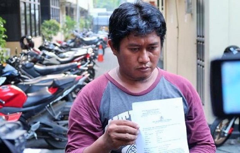 Jurnalis Kompas TV Muhammad Guntur menunjukkan surat tanda terima laporan Polres Jakarta Pusat/Foto: Dok. CNN/Abi