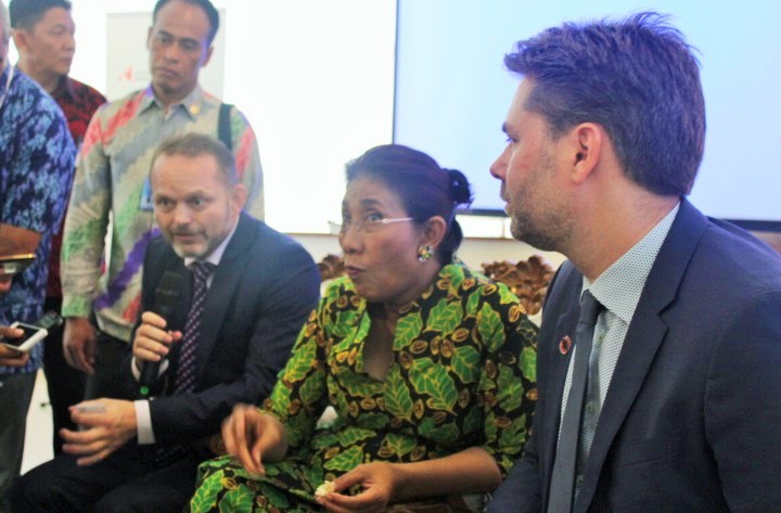Menteri Kelautan dan Perikanan Susi Pudjiastuti bersama duta besar dan pengusaha Denmark-Norwegia di Kantor KKP, Jakarta, Senin (28/11/2016)/Foto Andika / NUSANTARAnews