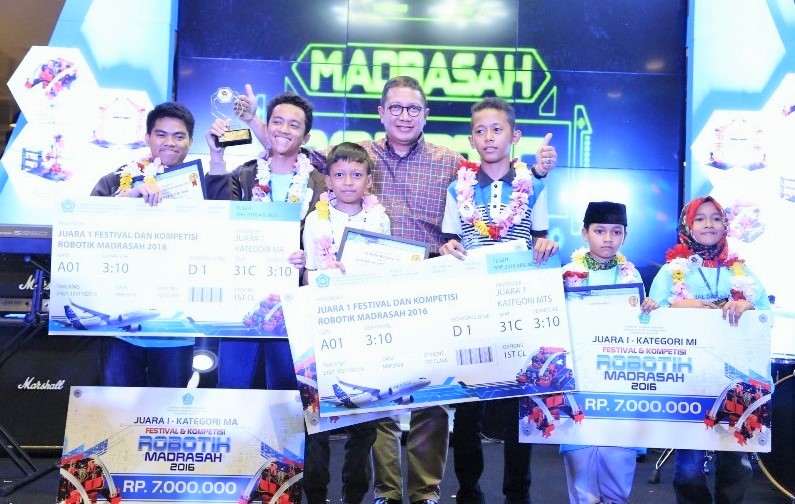 Menag Lukman foto bersama para juara Festival dan Kompetisi Robotik Madrasah 2016/Foto: Dok. Kemenag/Danil