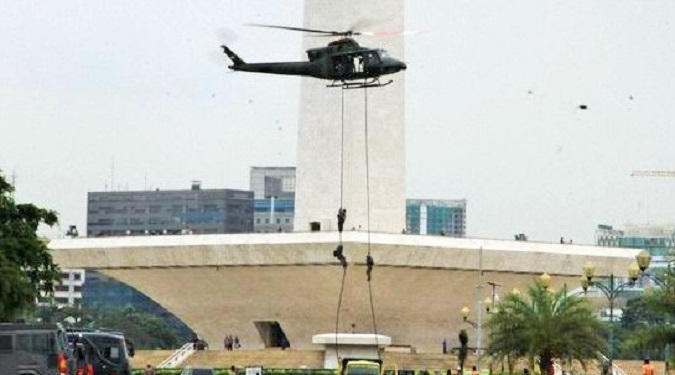 Manuver 4 (empat) helikoper TNI Angkatan Darat (AD) di udara Kompleks Istana Kepresidenan, Kamis (3/11) siang/Foto: dok. cnn indonesia