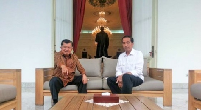 Presiden Jokowi saat berbincang dengan Wapres JK di beranda Istana Merdeka, Kamis (3/11) sore/Foto: Dik. Tempo.co