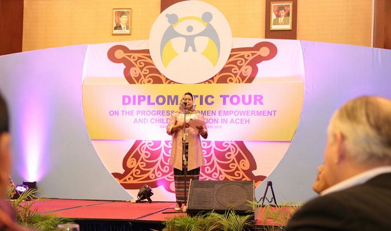 Menteri Pemberdayaan Perempuan dan Perlindungan Anak (Menteri PP-PA) Yohana Yembise dalam acara Diplomatic Tour 2016, Banda Aceh, Jumat (4/11)/Foto: dok. Humas Kemenpppa