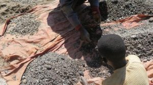Anak-Anak Kecil di Kongo menjadi buruh kobalt. Foto via DW